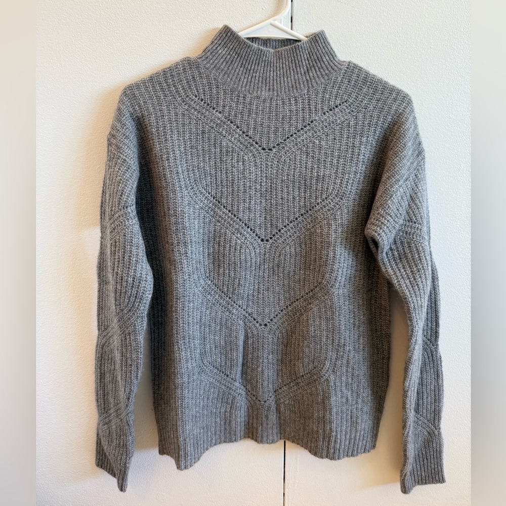 Like new! Bloomingdale’s cashmere sweater, gray, XS